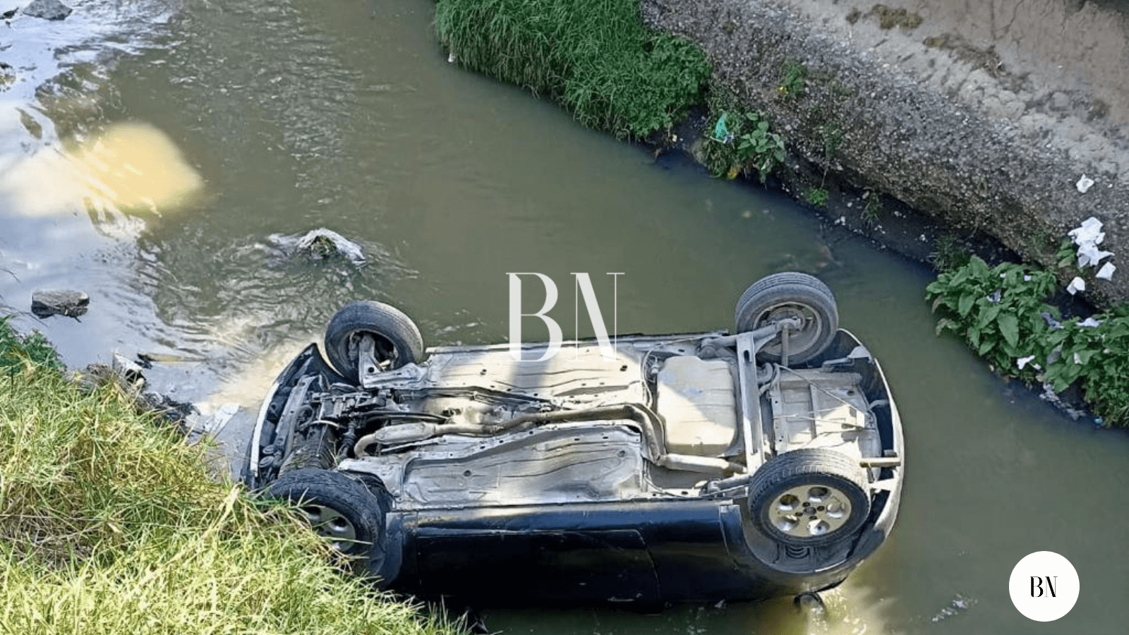 Auto cayó a un río En Otzacatipan